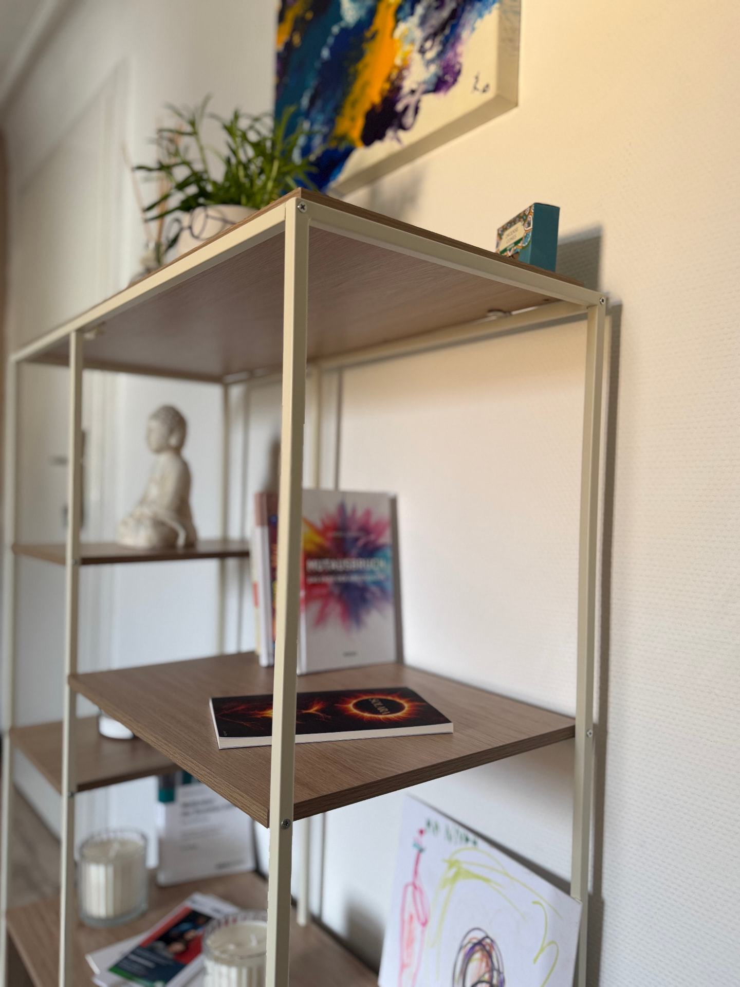 Regal mit Büchern, Kerzen und Dekoration in der Beratungspraxis